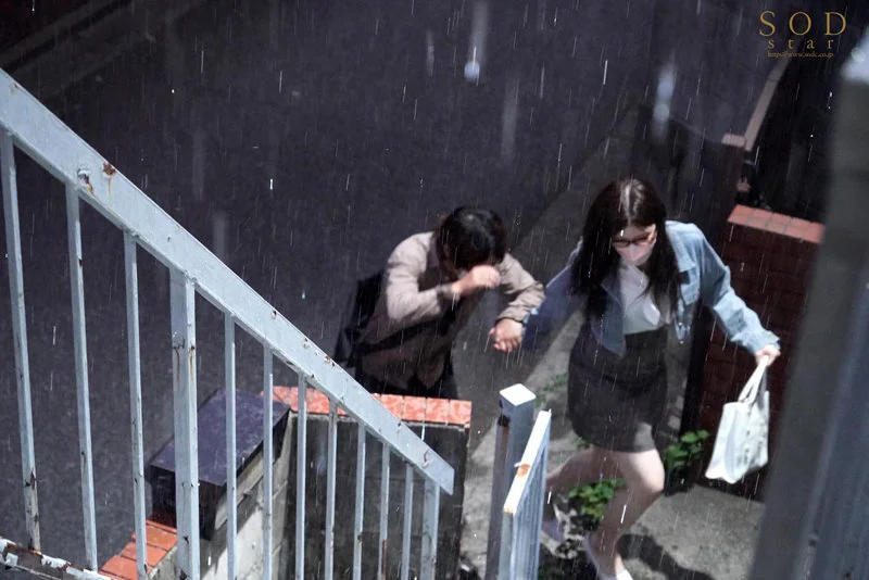 突然のゲリラ豪雨ではじめて出来た彼女の完璧すぎるエロボディが発覚！我慢できなくなってオッパイ揉みまくり！朝までイチャイチャパコパコしまくった！！ 神木麗 4